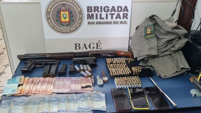 dinheiro, armas, munições