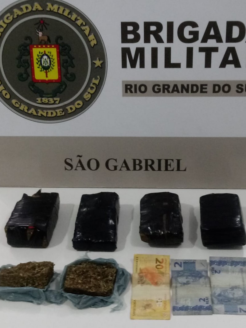 Maconha e dinheiro apreendidos