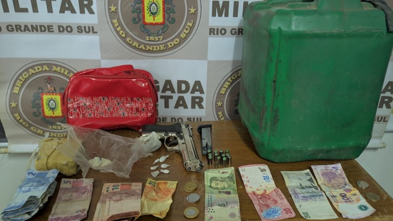 dinheiro, drogas, munições, simulacro de pistola