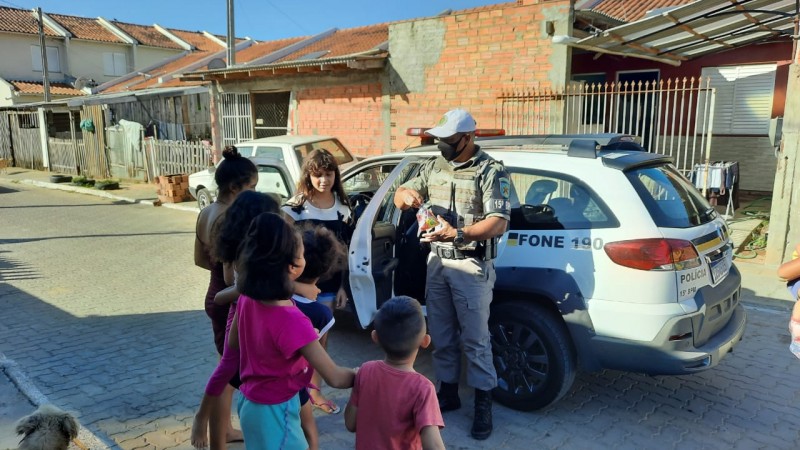 Brigada Militar de Canoas entrega doces para crian&ccedil;as carentes