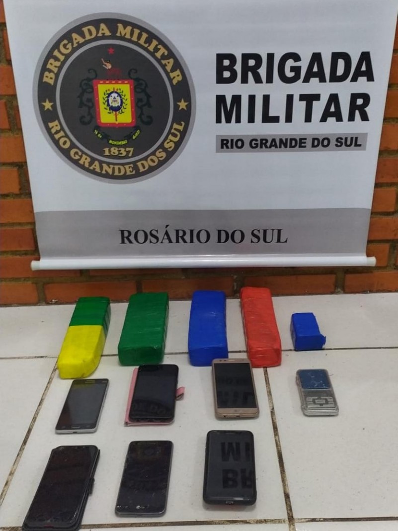 celulares e tijolos de maconha