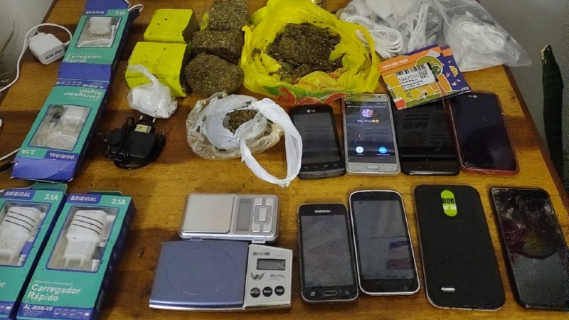 drogas, celulares, balan&ccedil;a e outros materiais