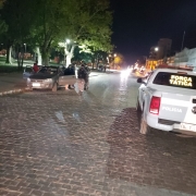 policiais abordando veiculos na via