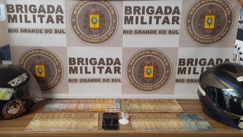 dinheiro drogas e capacetes