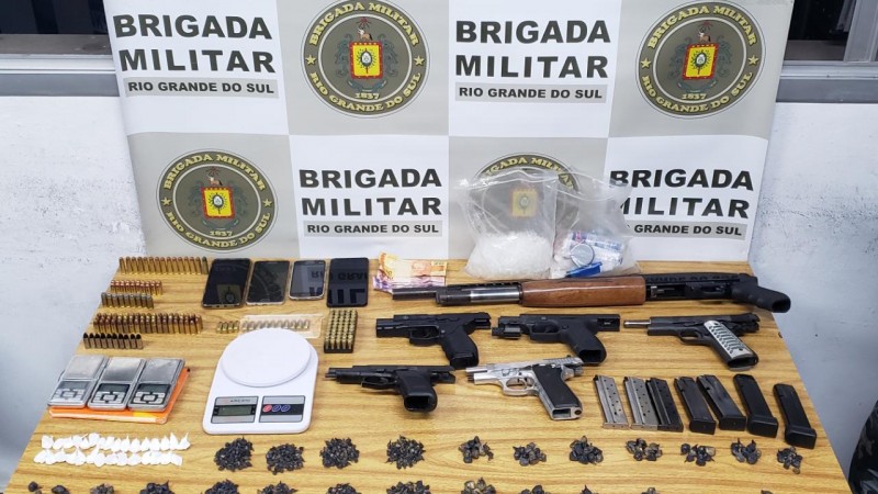 Na foto estão as armas apreendidas, munições e drogas