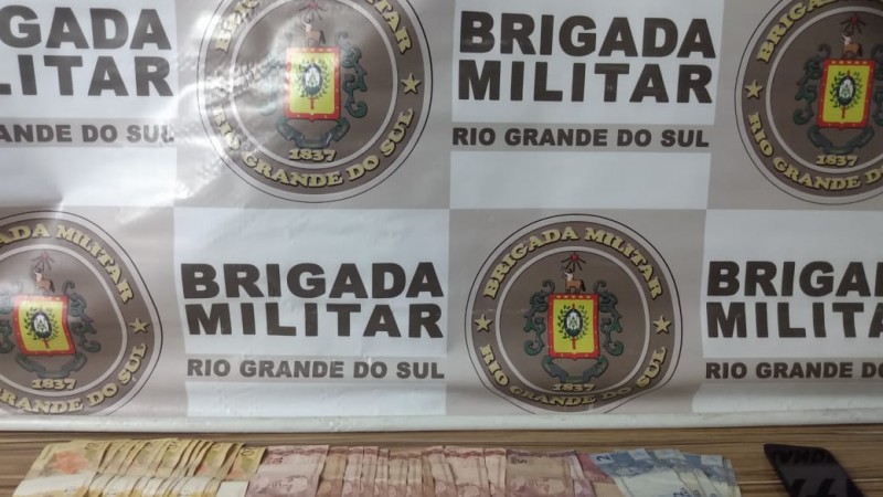 dinheiro e celular recuperados