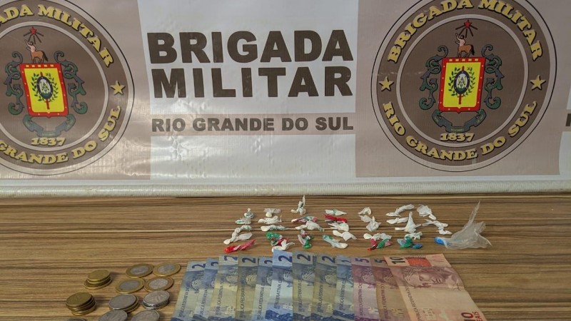 drogas e dinheiro apreendidos