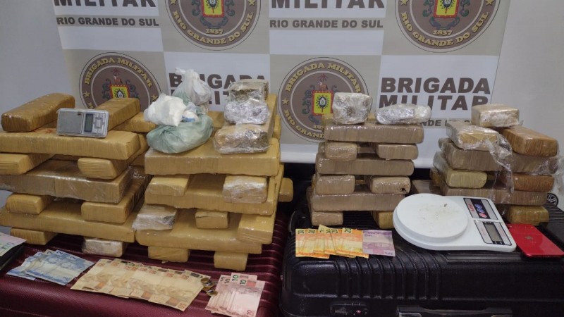 tijolos de drogas, balança e dinheiro apreendidos