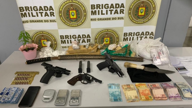 BM prende por porte ilegal de arma de fogo e tr&aacute;fico de drogas em Viam&atilde;o