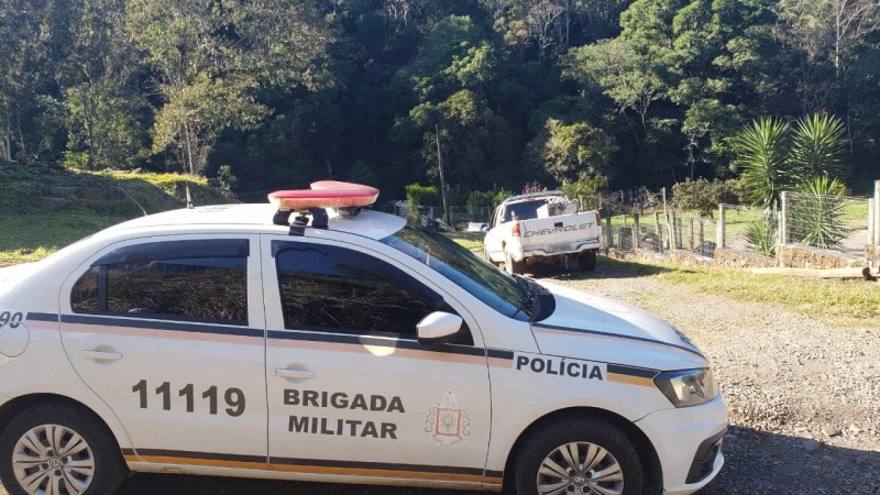 Viatura e a camionete utilizada pelos criminosos