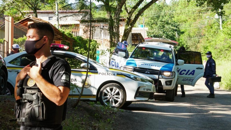 Na foto aparece a viatura da Brigada Militar, da Pericia e também alguns profissionais retirando equipamentos da viatura