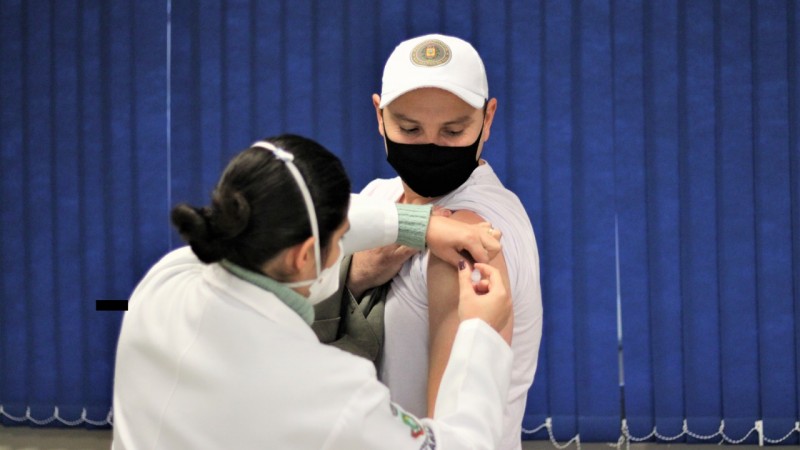 Efetivo do 15° BPM recebe vacina contra a gripe H1N1 em Canoas