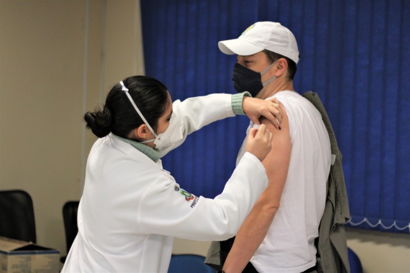 Efetivo do 15° BPM recebe vacina contra a gripe H1N1 em Canoas