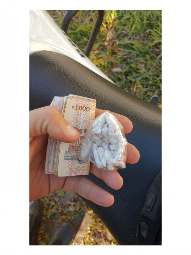 Pedras de crack e dinheiro