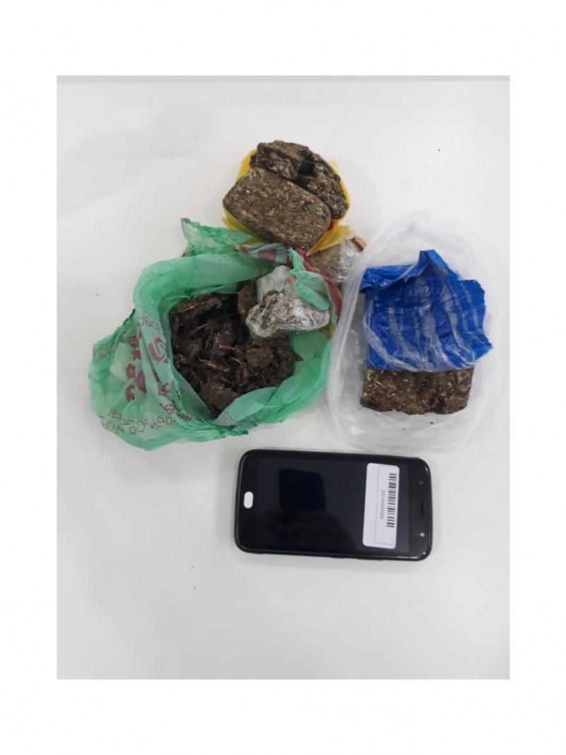 Por&ccedil;&otilde;es de maconha apreendida
