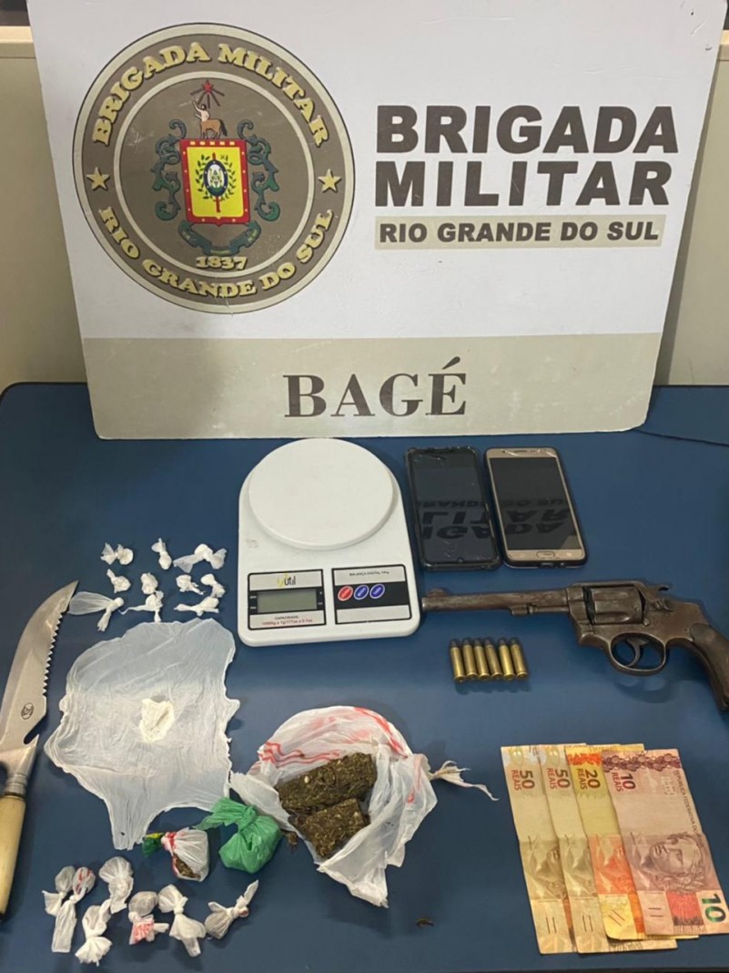 drogas, arma, balan&ccedil;a e dinheiro