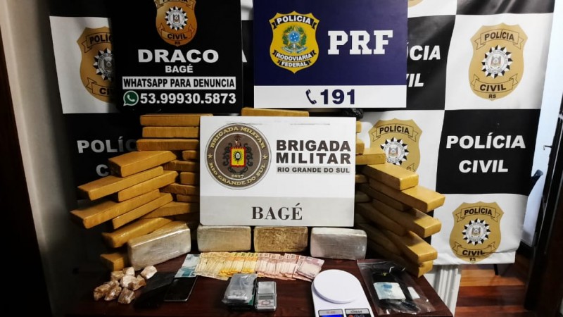 grande quantidade de tijolos de drogas