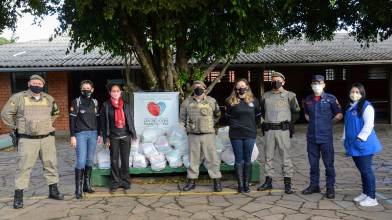 Entrega de alimentos Opera&ccedil;&atilde;o Solid&aacute;ria