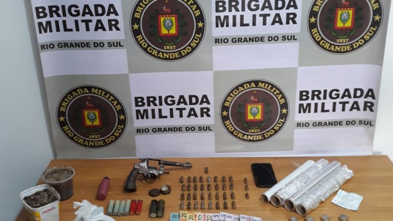Pris&atilde;o por tr&aacute;fico de drogas e porte ilegal de arma de fogo 
