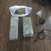 tijolos de maconha, fones