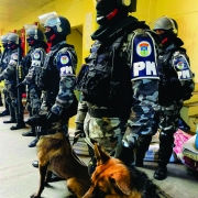 Comando de Polícia de Choque atua em operação integrada na Penitenciária Estadual de Caxias do Sul