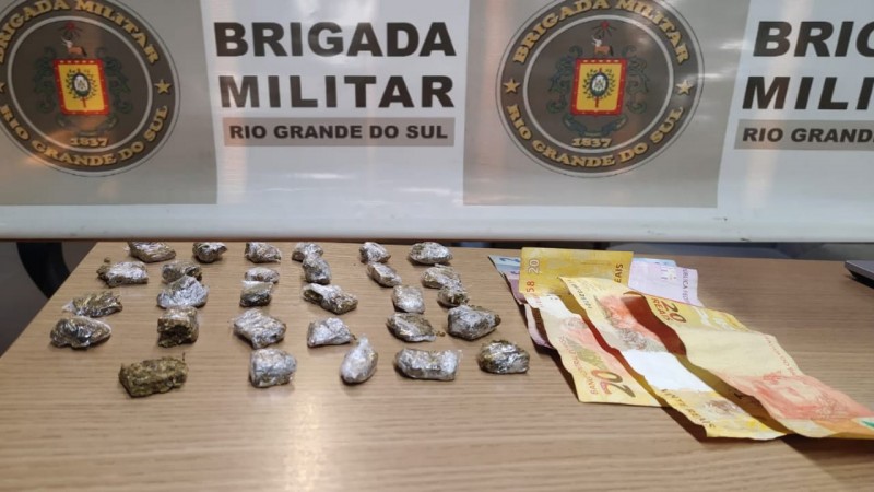 15&ordm; BPM apreende adolescente por tr&aacute;fico de drogas no bairro Guajuviras

