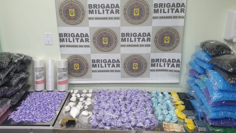Mais de 2 mil pinos de coca&iacute;na foram apreendidos. 