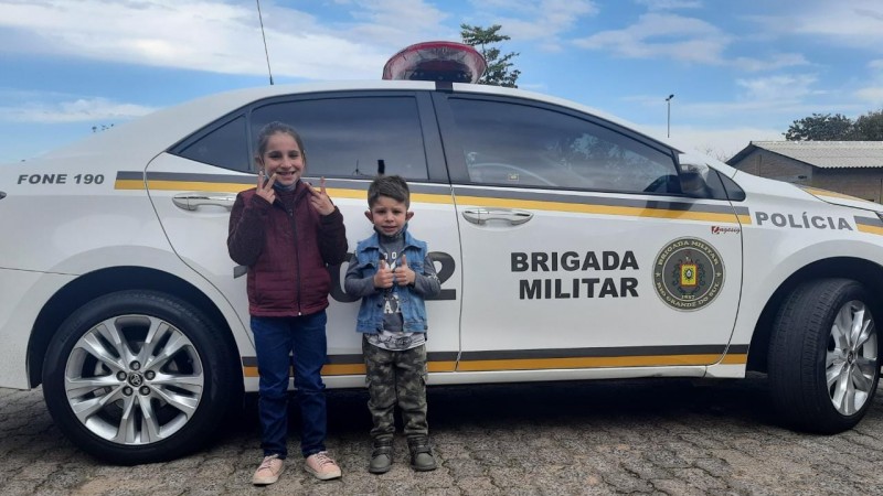 Arthur e Andrielle, de 03 e 08 anos, s&atilde;o admiradores da Brigada Militar. 