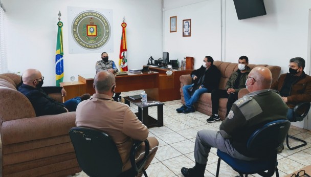 o Secretario do Meio Ambiente do município de Santo Ângelo Sr. Francisco da Silva Medeiros, Sr. Antônio Cardoso Diretor do Meio Ambiente Sr. Claudio Amaral Diretor de Obras e Sr. Wuilian Dewes, assessor municipal.