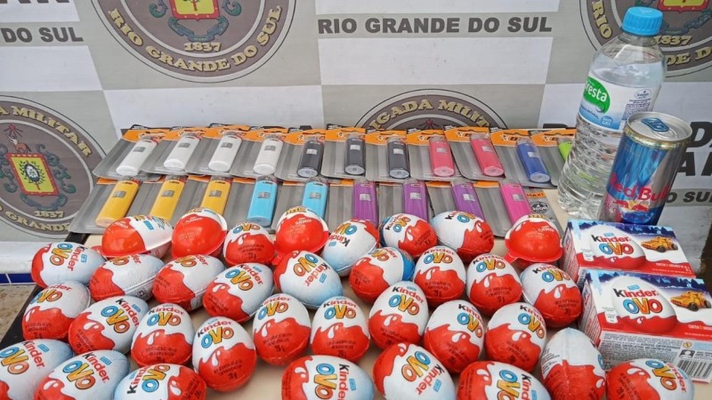 Foram apreendidos mais de 30 chocolates Kinder Ovo. 