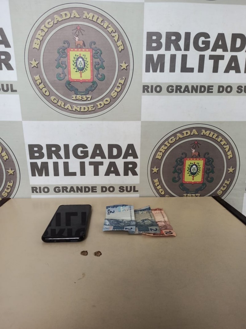 Aparelho celular foi recuperado durante a a&ccedil;&atilde;o. 
