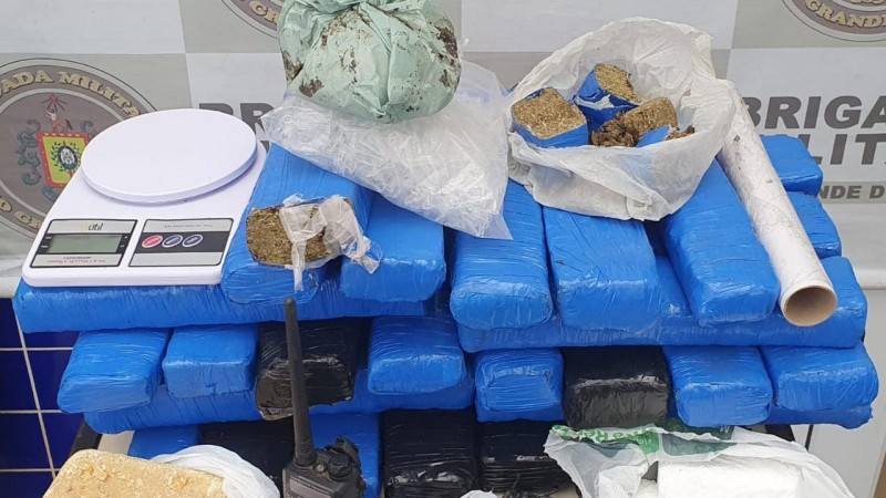 A&ccedil;&atilde;o resultou na apreens&atilde;o de 33 tijolos de maconha. 