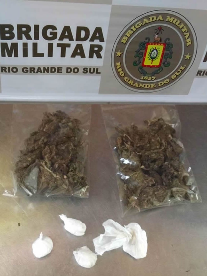 Drogas apreendida: 20 gramas de maconha e oito gramas de coca&iacute;na