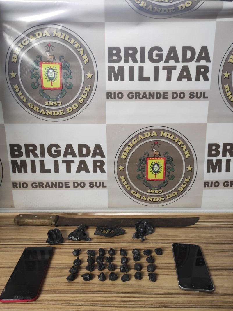 Facão e droga