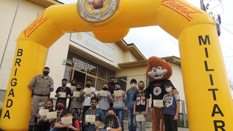 Alunos do PROERD, instrutor e o mascote do programa