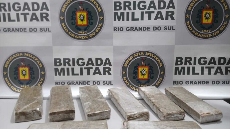Oito tabletes de maconha, pesando cinco quilos