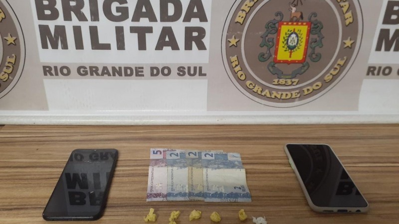 Porções de crack e celulares