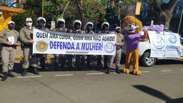 PMs realizando panfletagem