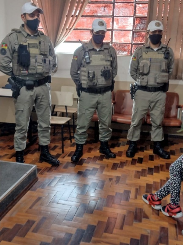 Três policiais