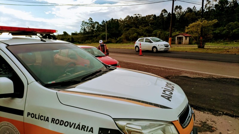 Foto de uma viatura da policia rodoviária em uma estrada