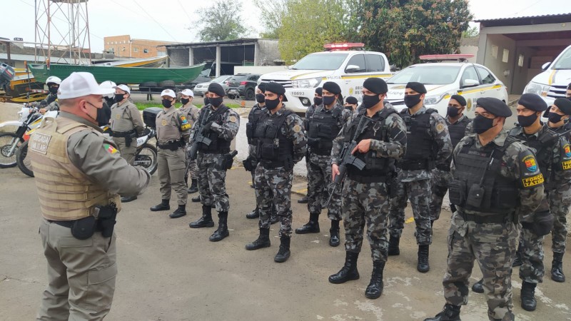 Policiais durante formatura