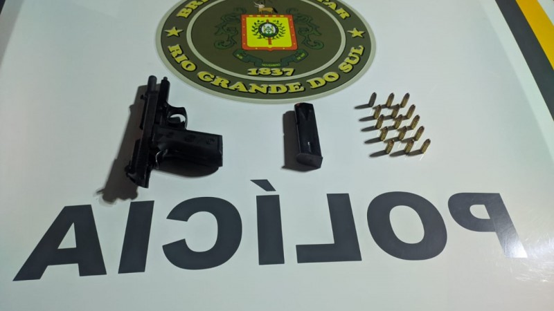 Arma foi apreendida durante a a&ccedil;&atilde;o. 