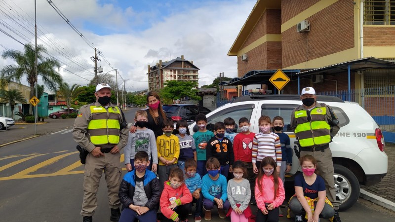 Policiais com a turma