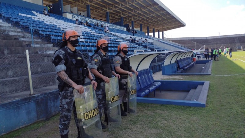 Policiais atuaram durante partida de futebol entre os clubes Esporte Clube Cruzeiro e Brasil de Farroupilha.