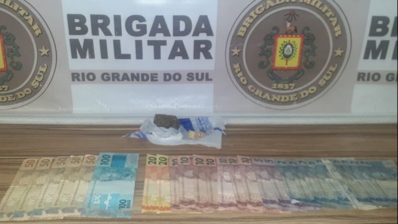 Por&ccedil;&otilde;es de drogas e dinheiro apreendidos