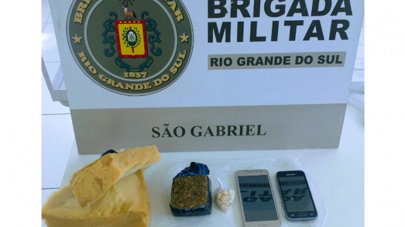 Telefones e por&ccedil;&otilde;es de drogas apreendidas