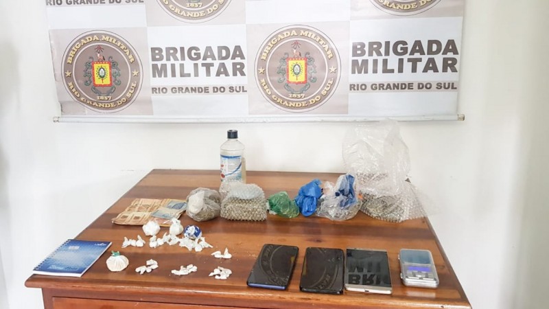 Drogas diversas e dinheiro apreendidos