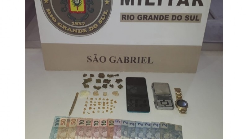 Por&ccedil;&otilde;es de drogas e dinheiro apreendidos