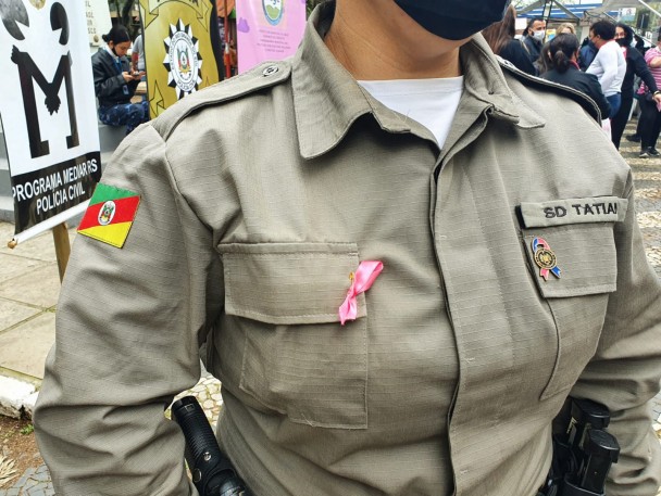 Policial c laço rosa