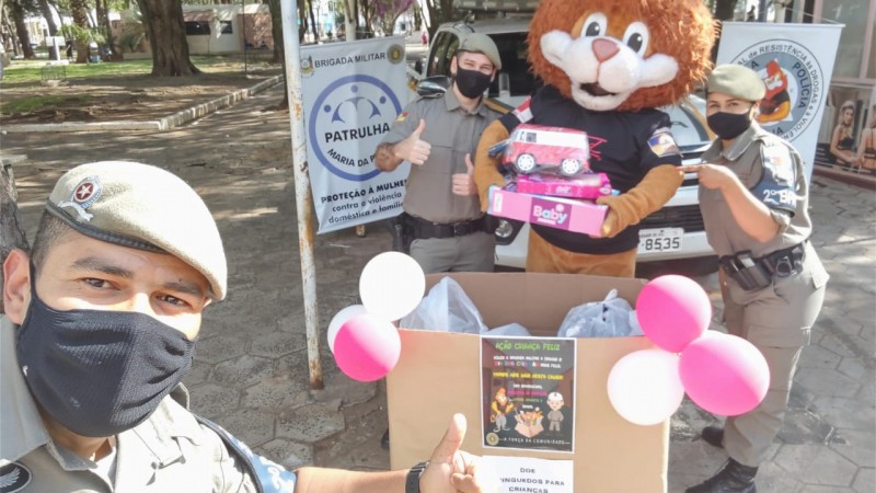 Policiais com os brinquedos